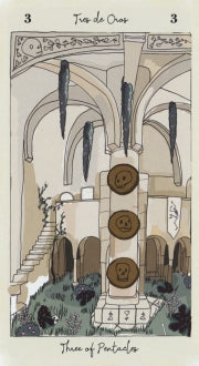 Dual language title in both Spanish and English. The three of pentacles card from the Tarot de Carlotydes deck. Depicting the inside of a large medieval building. On the most forefront column holds the 3 pentacles 
