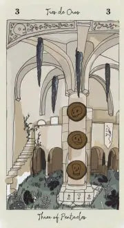 Dual language title in both Spanish and English. The three of pentacles card from the Tarot de Carlotydes deck. Depicting the inside of a large medieval building. On the most forefront column holds the 3 pentacles 